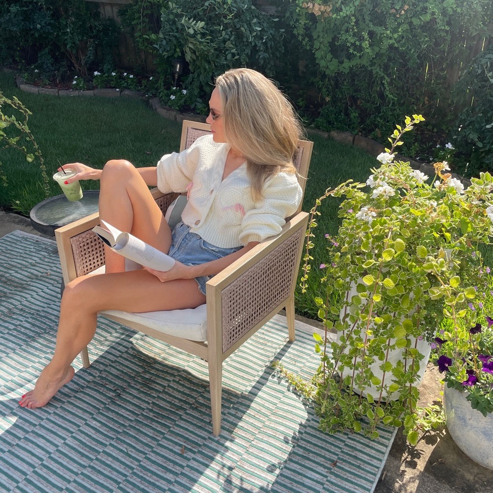 Casual White Knit Sweater with Pink Bows and Heart Pockets - Picture 3 of 3